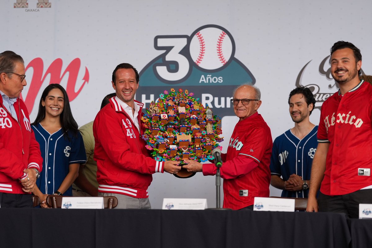 DiablosRojosMX's tweet photo. “Para ayudar, nos volamos la barda: 30 años haciendo equipo por el desarrollo de México” 🇲🇽🫂 30 años de Home Runs Banamex. https://t.co/HmHStujPU2