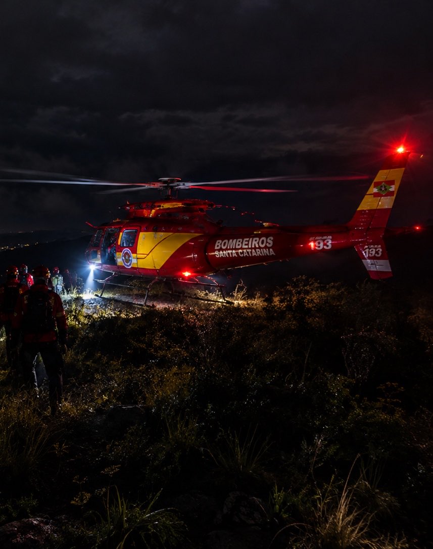 rrobsonms's tweet photo. Eu acho uma imprudência sem tamanho o Sul tá caindo o mundo de CHUVA temporal e me vai a pessoa voar de HELICOPTERO por cima de serra!!!!
Qual a chance do cantor Rick e os demais estarem vivos após um pouso de emergência e sem sinal nenhum? https://t.co/cAppHSULS6