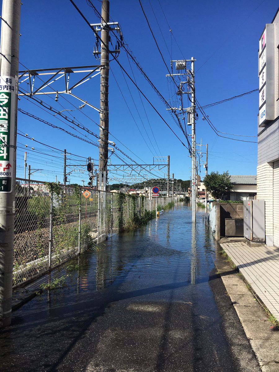JF5OFRNU700McUw's tweet photo. 佐倉駅北口ロータリーから西側の線路沿いの小道も冠水していて、佐倉駅北口からはもう完全に身動きが取れない状態になっています https://t.co/Qujp0Ivtem