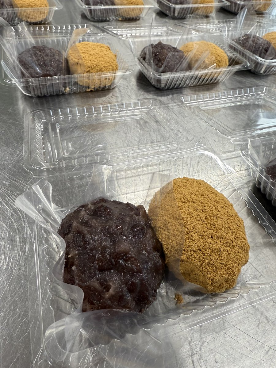 azuki_no_hana's tweet photo. 2026年9月22日（火）

やわらかあんこの【はぎ餅】の販売は明日まで♪

↓↓本日の販売商品↓↓

・やわらかあんこの【はぎ餅】
（粒あん・きなこ各1個入）

・【どら焼き（粒あん）】
・【ゆきんこ栗】🌰
・栗きんとん【焼き栗】🌰
・栗きんとん入り【栗水まんじゅう】🌰

・【ぶどう羽二重】ナガノパープル使用🍇
・【やわらか杏仁プリン】

・冷凍【白玉ぜんざい】

その他、ミニ標津羊羹や紅茶（茶葉）もございます

ご来店お待ちしております😊

あ月の花　
定休日: 火・水曜日
営業時間: 9:00〜16:00 
℡070-2442-2987（営業時間内対応）
＊電子決済可能（イベント出店時は現金のみ）