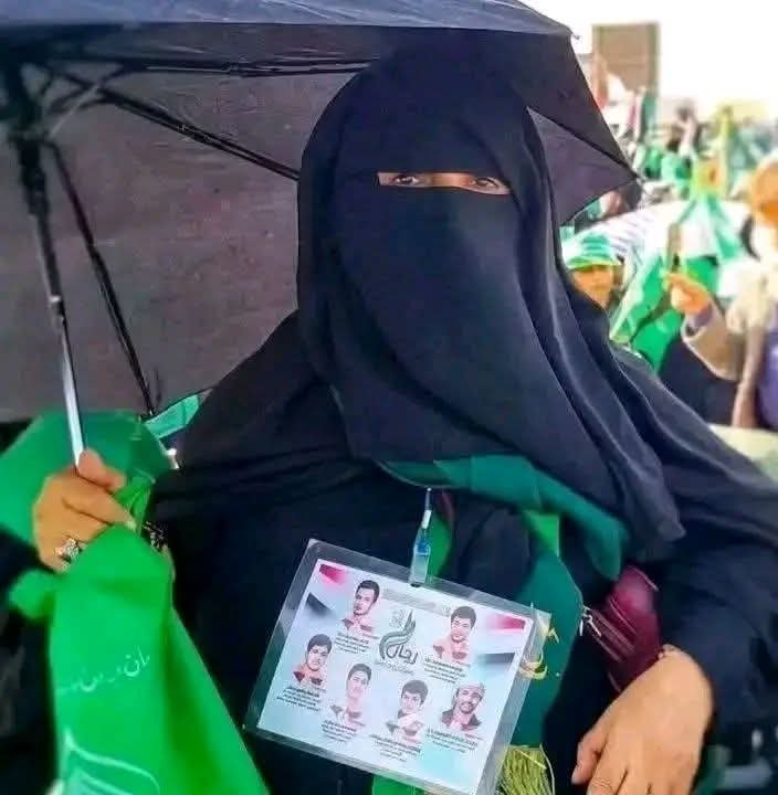 mhsnalahmr62's tweet photo. دفعت باولادها  السته  ليقتلوا من اجل ان ينعم اولاد الحوثه بحياة. فارهه
اين عقولكم ايها العبيد 
من اجل من. تقتلون 
من اجل من. تموتون 
انتم. في نظر الحوثي مجرد  حشرات. يقتلكم متى يريد https://t.co/BDUaU1yFks