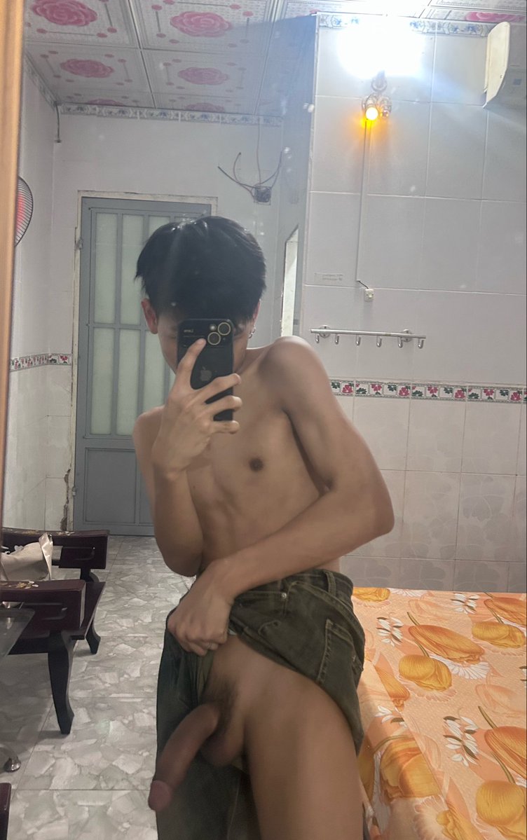 HungNgu53588658's tweet photo. Xin mút con cặc thâm đen này đi mấy ah🙃😛 https://t.co/zSmLxa29d5
