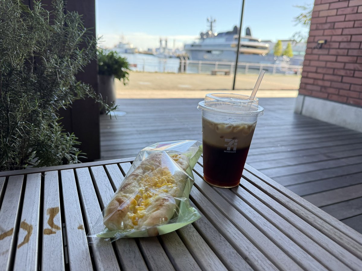 miyachan7010's tweet photo. シルバーウィーク後半にやっとこさ晴れた☀️
グショグショなカバーを剥がして約1ヶ月ぶり?にバイクに乗って来たみなとみらいのマリン&ウォーク
久しぶりの青空が清々しい!
ってか見慣れない船⁈高性能レーダー搭載?
場所からして海上保安庁の新型船かと調べたら…何と!!
#みなとみらい #HAWK11 https://t.co/AgBWlOWX3t