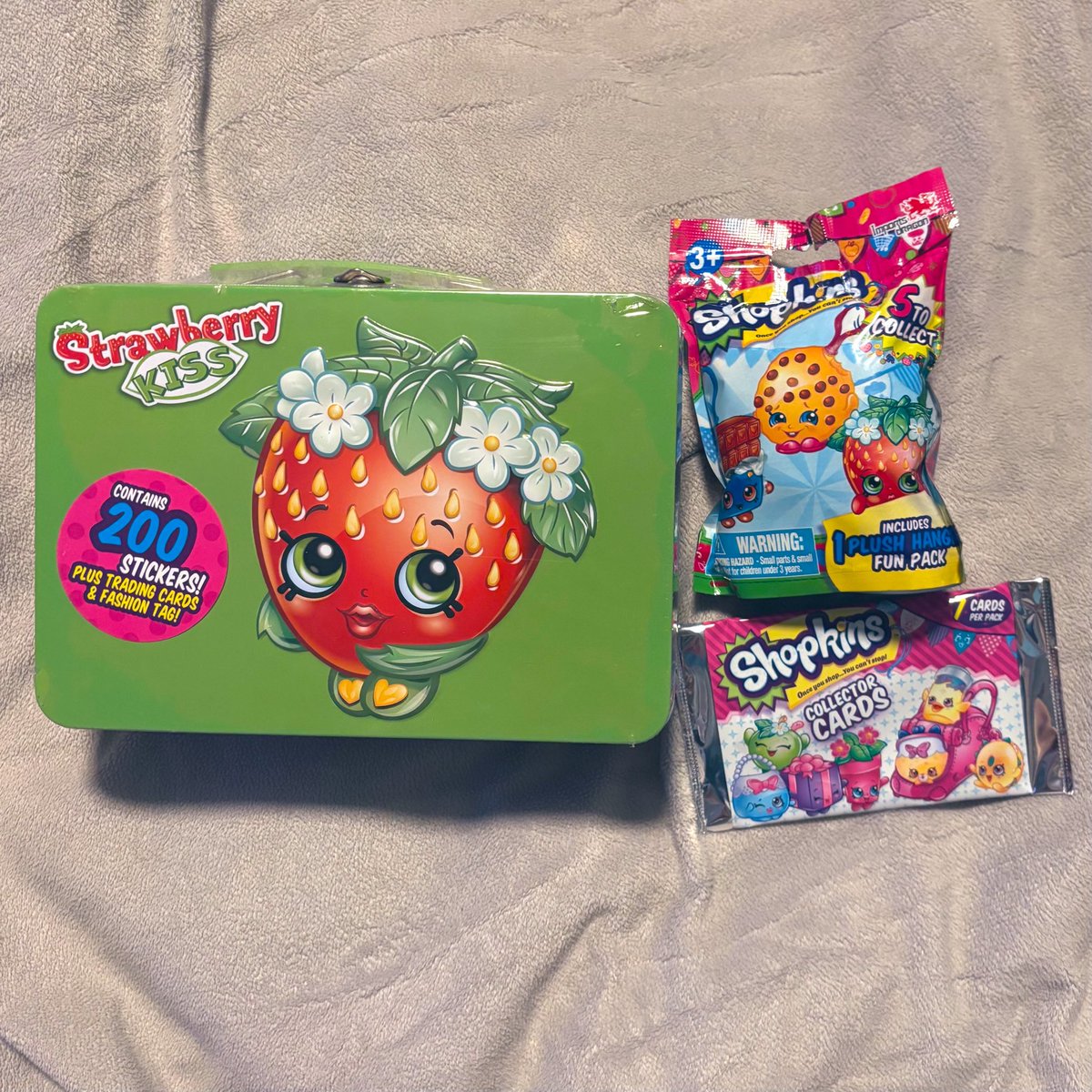 savemeraymon's tweet photo. Ouuuu I wanna open them so bad.. https://t.co/28hOpDEweh