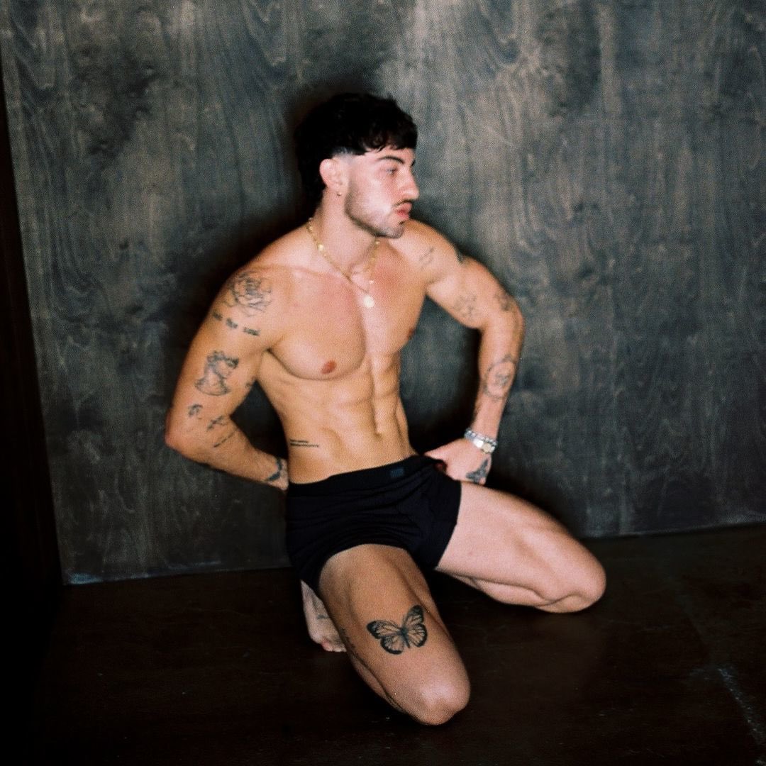 insincerty's tweet photo. —— on his knees. https://t.co/qdvkih9EVp