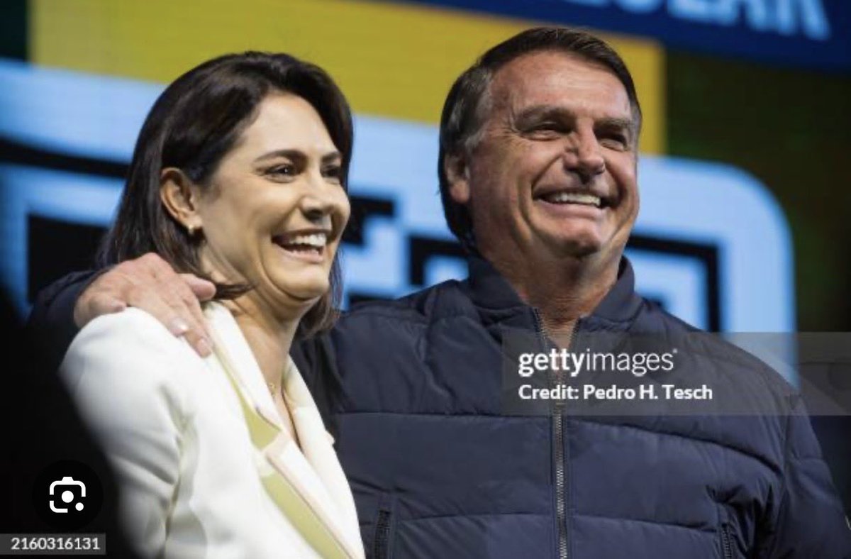 iane_menezes's tweet photo. Michelle @Mi_Bolsonaro foi proibida de mostrar a imagem do presidente Bolsonaro na sua propaganda eleitoral. Então, vamos mostrar por ela o nosso querido presidente Bolsonaro. https://t.co/g0zvauKruN