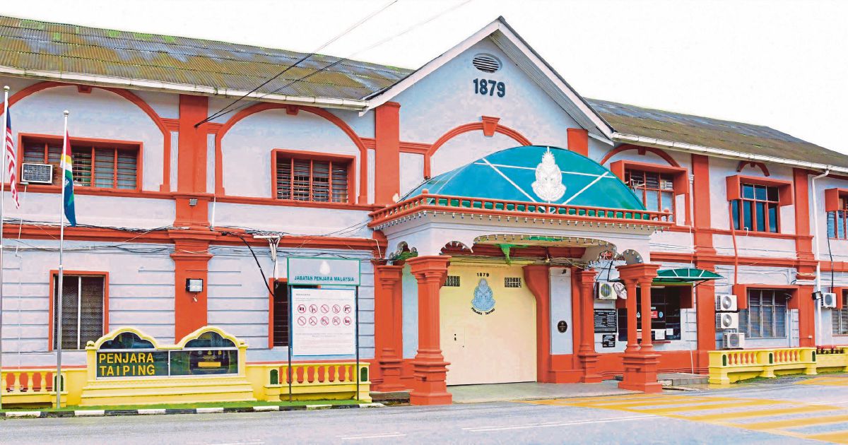 NST_Online's tweet photo. #NSTnation A former Taiping Prison warden, who wished to be known only as Aziz, 56, said he had seen it all, after being with the Prisons Department for 20 years before opting for early retirement as a sergeant. 

Read More: https://t.co/BaqNIUDJwv https://t.co/2CyL1X4CNy