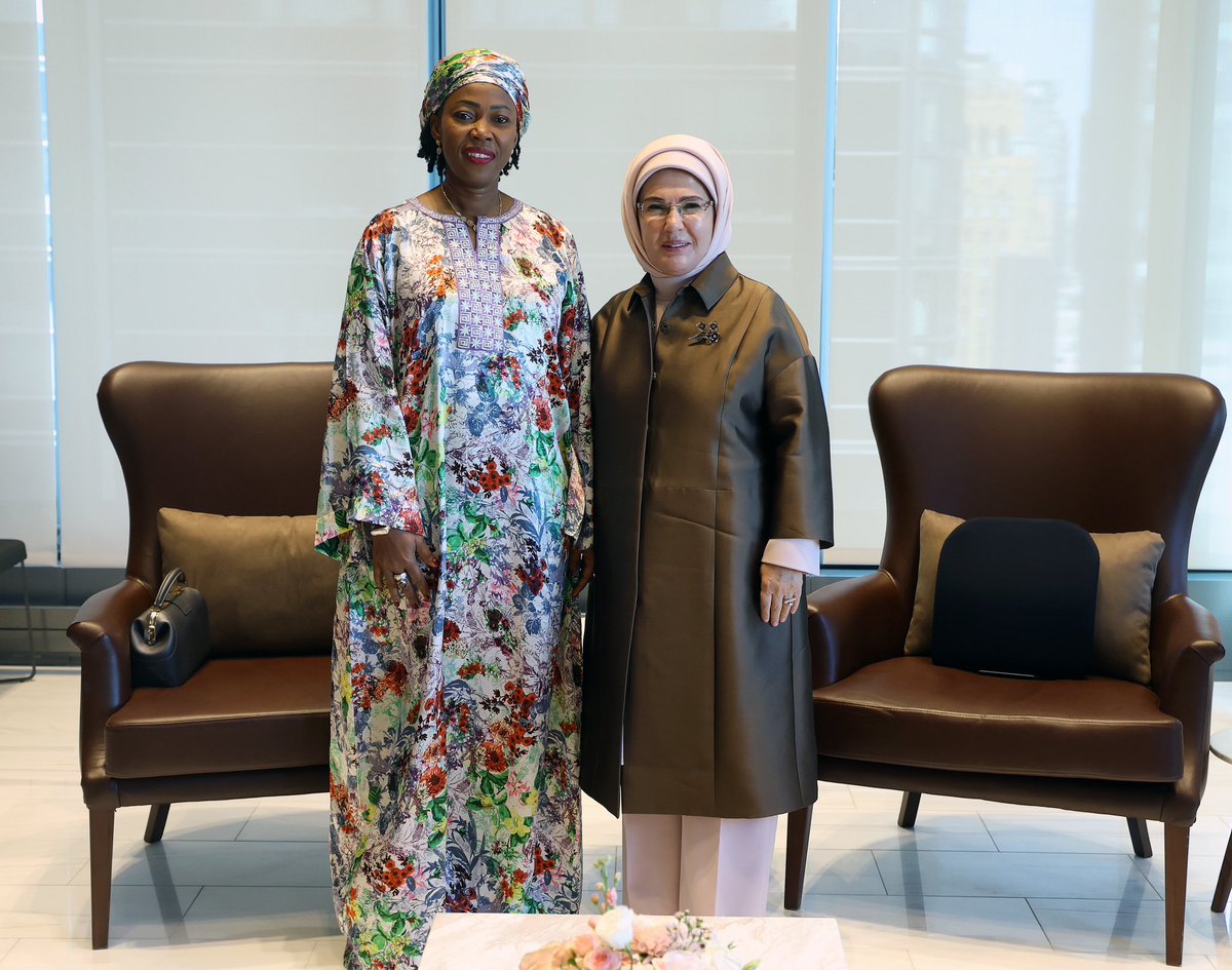 tcbestepe's tweet photo. Sayın Emine Erdoğan, Sierra Leone Cumhurbaşkanı’nın eşi Fatima Maada Bio ile görüştü https://t.co/rSidVoGzb3 https://t.co/p8jdDGT1zI