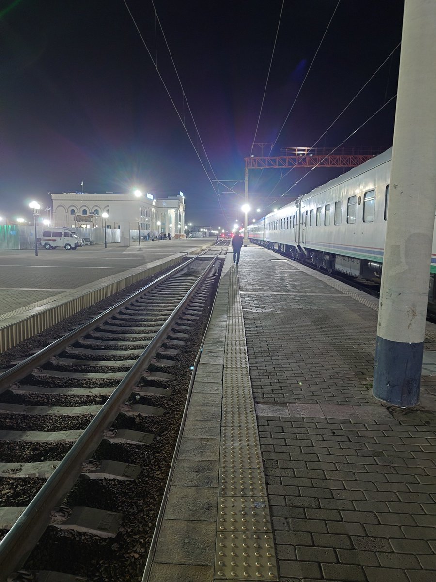 hinto19's tweet photo. 今から20分後の電車（0521発）で2時間ちょいかけてサマルカンドに向かいます。
YandexGOってアプリで宿から10キロ以上先の駅に移動したんですが、料金約300円。これでドライバーは生活成り立つの…？😱 https://t.co/kUVEYcEKEB