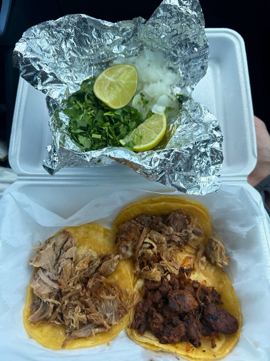 celie_ff_ss's tweet photo. マーケットに行ってみた!メキシコが近いのでリトルメキシコでみんなスペイン語を話してた。スパイスはわからないのでカットフルーツを購入。これに辛いパウダーをかけたりするのがメキシコ式らしい。タコスも食べたことがなかったのでテイクアウト。タコス美味しいけど食べるの大変なのね💦 https://t.co/cQZmVtZbpU