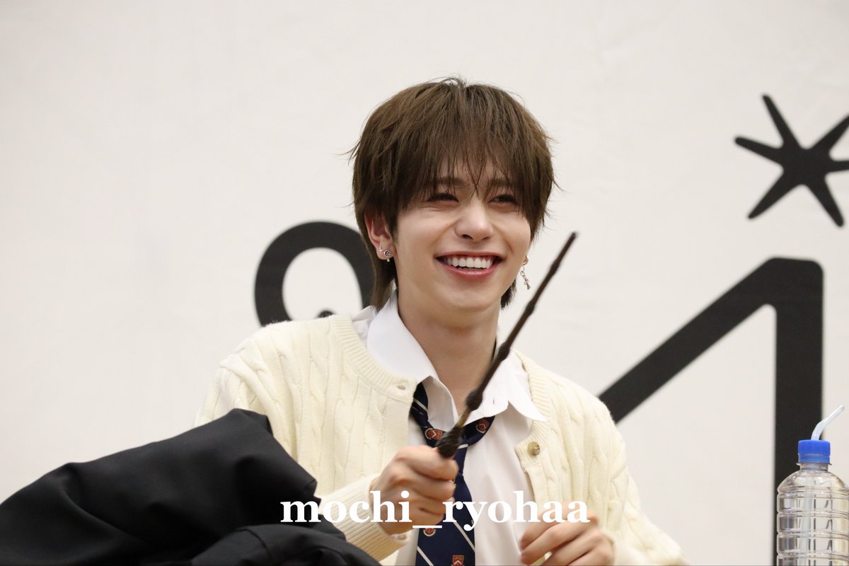 mochi_ryohaa's tweet photo. 260919
VIBY プレミアム・グループサイン会
テムいっぱい付けてるあきと楽しそうでかわいかった！🪄🩷

#VIBY #AKITO #あきと #プレサ #サイン会 https://t.co/mnFYoSqZOB