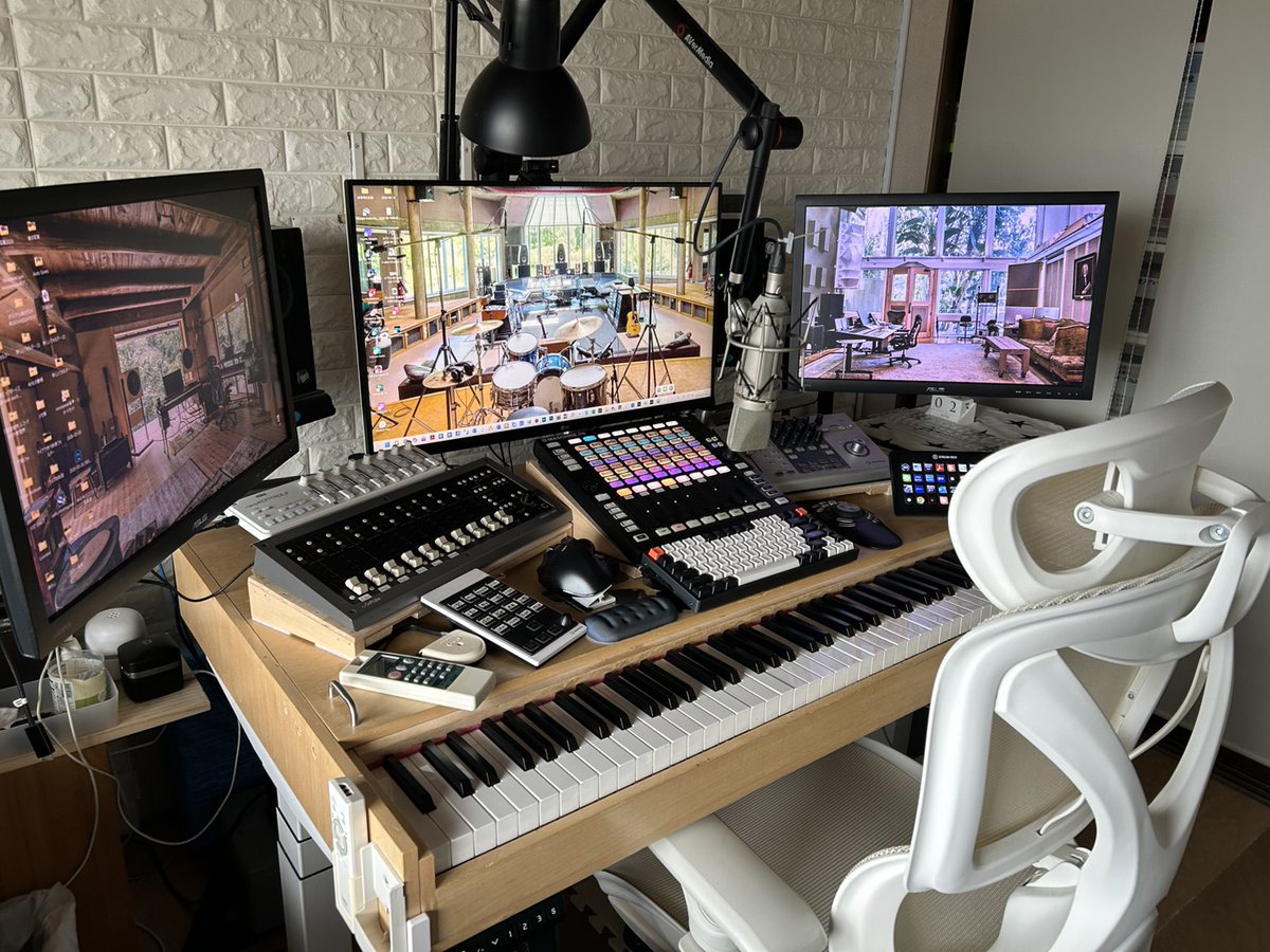 touchup1954's tweet photo. 今日で72歳になった

一枚目の写真は、私が36歳の頃
部屋一面に機材が並んだ自宅で
『瞬間』等を制作していた…
今の半分の年齢で、生意気だった

それから時が流れ
10年近く前…、一念発起して
それまでの機材と機能を
一つのコンピューターと
自作のデスクにすべて詰め込んだ
二枚目はその途中
三枚目は完成の写真である

ところが2026年の今
現在の四枚目の機材以上の音源が
あの小さなスマホの中で
数分で簡単に作れてしまう

私が20代の頃の音楽シーンでは
大きなスタジオで多人数の手で
莫大な費用と時間をかけ
音源を作っていた
しかし、その数年後には
自宅の一室で作れるようになった

私はその流れを先駆けた
経費は驚くほど少なくできた
だからテレビでも
使ってもらえるようになった

そう考えると、新しいものに
今の私が追いかけられるのも
仕方のない話なのだろう

でも、負けたくない
もっと新しいことを考える
72歳になった今も…