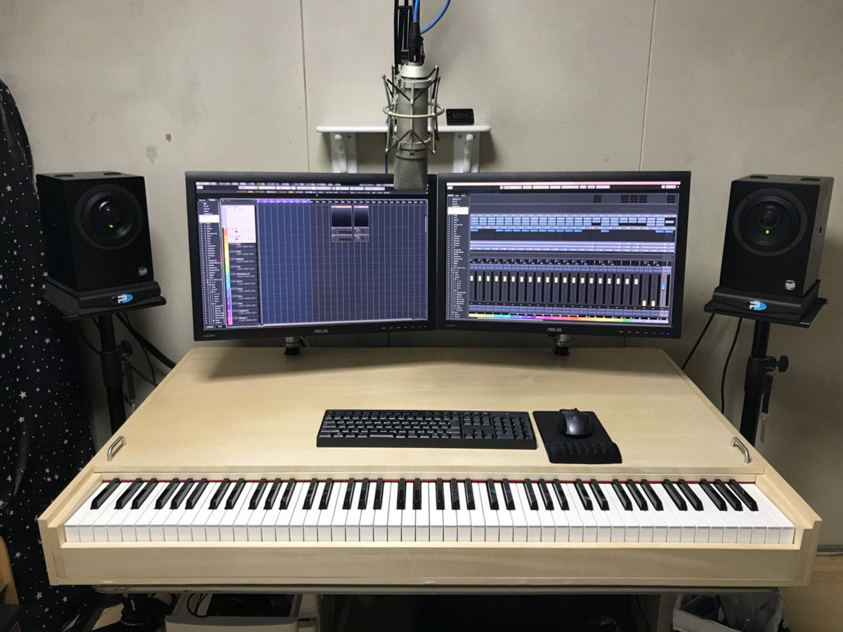 touchup1954's tweet photo. 今日で72歳になった

一枚目の写真は、私が36歳の頃
部屋一面に機材が並んだ自宅で
『瞬間』等を制作していた…
今の半分の年齢で、生意気だった

それから時が流れ
10年近く前…、一念発起して
それまでの機材と機能を
一つのコンピューターと
自作のデスクにすべて詰め込んだ
二枚目はその途中
三枚目は完成の写真である

ところが2026年の今
現在の四枚目の機材以上の音源が
あの小さなスマホの中で
数分で簡単に作れてしまう

私が20代の頃の音楽シーンでは
大きなスタジオで多人数の手で
莫大な費用と時間をかけ
音源を作っていた
しかし、その数年後には
自宅の一室で作れるようになった

私はその流れを先駆けた
経費は驚くほど少なくできた
だからテレビでも
使ってもらえるようになった

そう考えると、新しいものに
今の私が追いかけられるのも
仕方のない話なのだろう

でも、負けたくない
もっと新しいことを考える
72歳になった今も…
