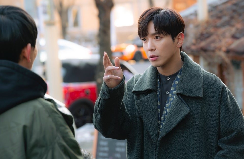 yhyhcn's tweet photo. ‘밑도 끝도 없이, 너다’ 제작진은 “정용화는 첫 촬영부터 한류 톱스타 엄태봉 특유의 여유와 아우라는 물론 그 이면에 숨겨진 비밀과 빈틈까지 세밀하게 표현했다”며 “엄태봉이 키스신을 거부하는 이유를 지켜봐 달라”고 전했다. https://t.co/xRImKOk57r