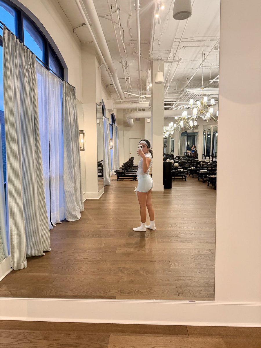 Margomargiela's tweet photo. Monday evening Mat Pilates 🫶🏼 https://t.co/Lgw4aGRijd
