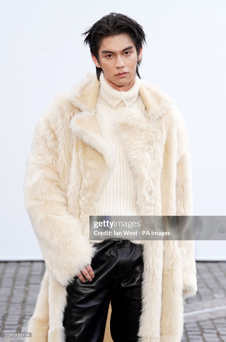 TrendyUpdate_th's tweet photo. BRIGHT OWNS THE BURBERRY MOMENT!🤍

🇬🇧 ส่องโททัลลุคแบบหล่อทะลุเฟรม! “ไบร์ท วชิรวิชญ์” Burberry Brand Ambassador ร่วมชม Burberry Summer 2027 Show เสิร์ฟลุค Winter Elegance ในโค้ตเฟอร์สีครีมสุดอลังการ จับคู่ Knitwear โทนเดียวกัน ตัดด้วยกางเกงหนังสีดำและบู๊ตคู่เท่ คอนทราสต์ความละมุนกับความคมเข้ากันอย่างลงตัว ✨

BRIGHT BURBERRY SUMMER 27
#BurberrySS27xBRIGHT 
#BurberryxBRIGHT 
#Burberry #bbrightvc
@Burberry @bbrightvc