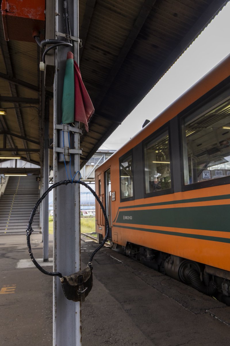reform_master's tweet photo. 津軽鉄道に乗って津軽五所川原まで。途中で団体さんが乗ってきて賑やかになったけど、タブレット交換や駅構内の様子を見てると、タイムスリップしたかのような気分に。 https://t.co/gziHDfHtzA