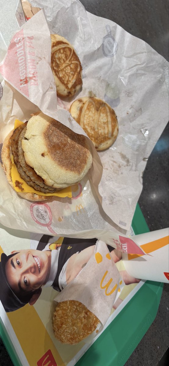 nori_1986's tweet photo. マックグリドルとソーセージマフィンは

ホットケーキとダブルソーセージマフィンにする派🥳

なお、お腹いっぱいになる

マックグリドルソーセージはバンズとソーセージ別で売って欲しい🤔 https://t.co/gRv0AQv2Ro