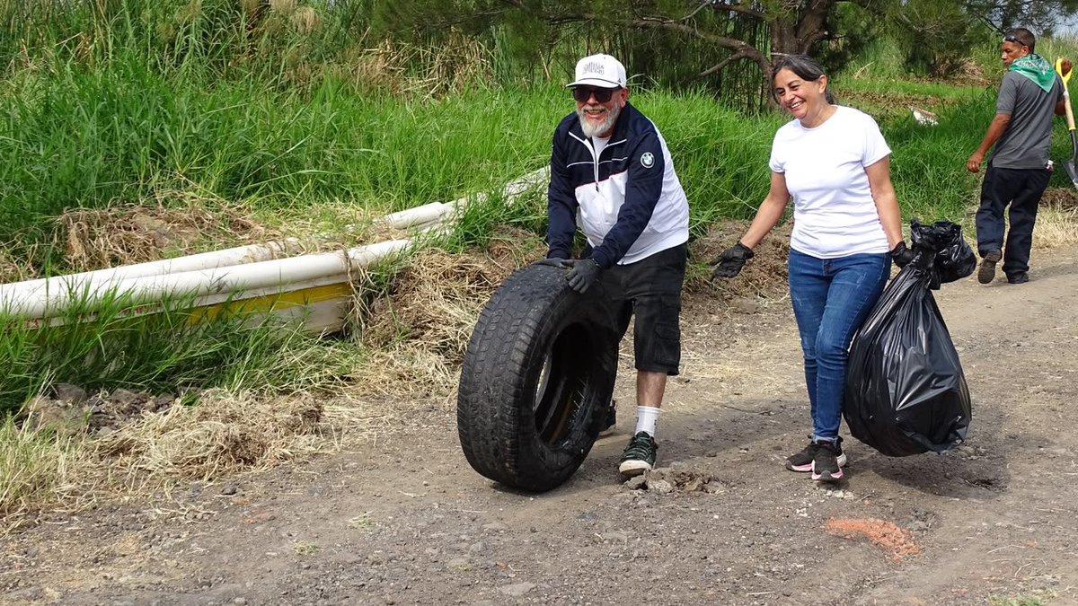 GSandovalSalas's tweet photo. 🇲🇽🤝 La recuperación de nuestros ríos requiere la suma de voluntades y trabajo en territorio. Desde Jamay, #Jalisco, la #ORE de @SEMARNAT_mx en la entidad se sumó a la Mega Jornada de Limpieza del Río Lerma-Santiago, como parte del Compromiso 92 impulsado por la presidenta @Claudiashein para avanzar en el saneamiento y restauración de los ríos Lerma-Santiago, Tula y Atoyac.
🌱 La jornada contó con la participación de jóvenes beneficiarios del programa Jóvenes Construyendo el Futuro, quienes participaron en labores de limpieza y reforestación a lo largo del Lago de Chapala.