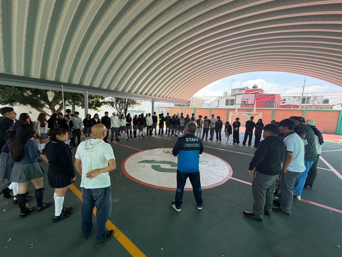 Martin01969019's tweet photo. Con la participación de 70 alumnos la @FAHHDeporte lleva el #RitmoConAros ⭕️⭕️⭕️🎵🎶 al @CONALEP_Mex Plantel Iztapalapa 1.
Previamente dimos a conocer el significado de los colores del #SemáforoDeportivo🚦Iniciamos con dinámicas grupales para la integración, la comunicación y... https://t.co/pLb9l20keO