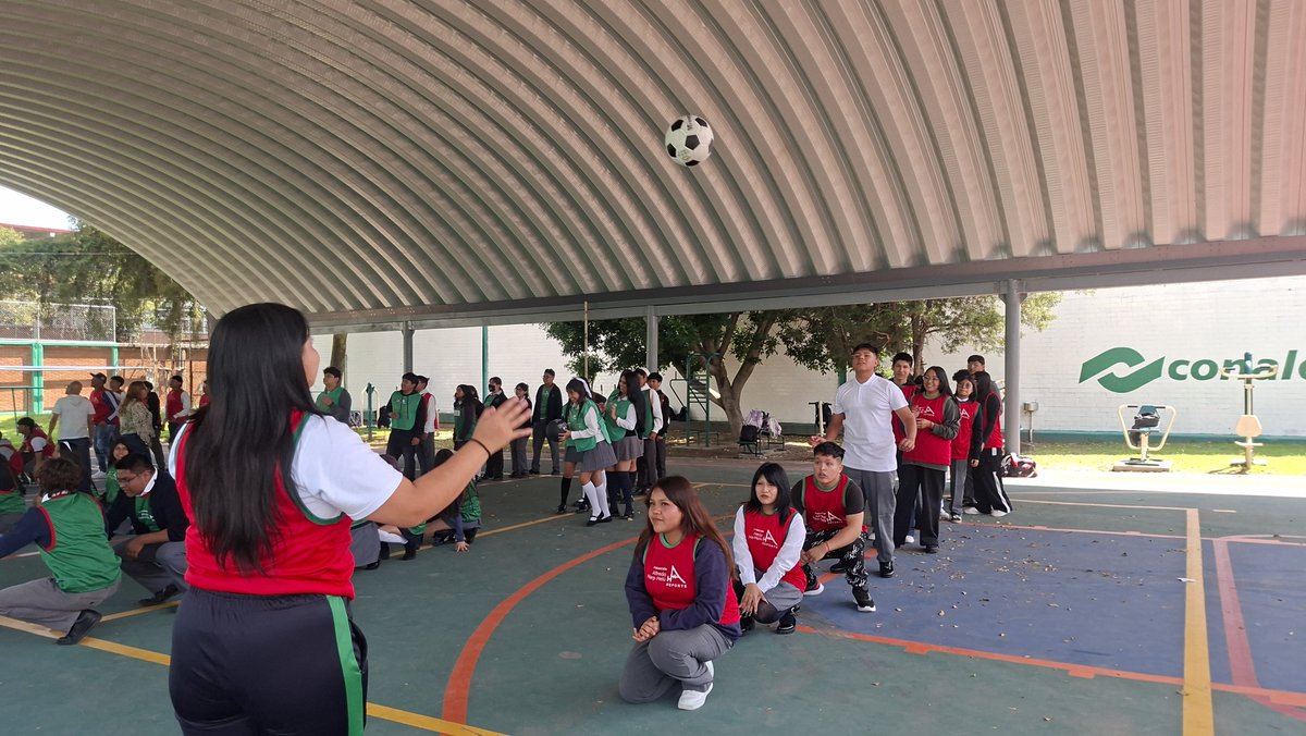 Martin01969019's tweet photo. Con la participación de 70 alumnos la @FAHHDeporte lleva el #RitmoConAros ⭕️⭕️⭕️🎵🎶 al @CONALEP_Mex Plantel Iztapalapa 1.
Previamente dimos a conocer el significado de los colores del #SemáforoDeportivo🚦Iniciamos con dinámicas grupales para la integración, la comunicación y... https://t.co/pLb9l20keO