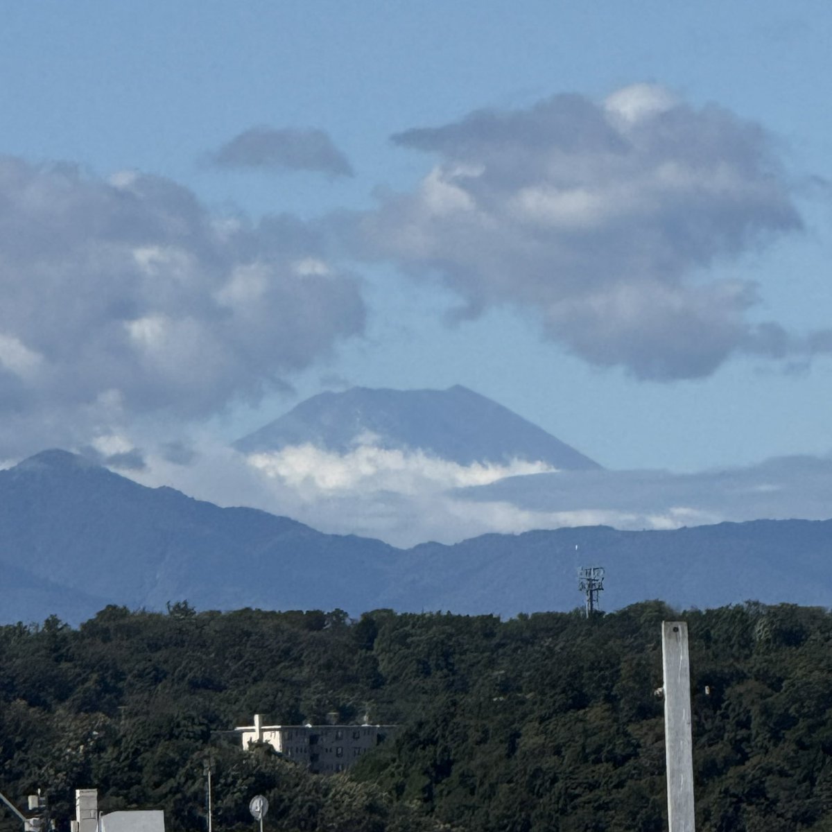 pii_gokabou's tweet photo. 久しぶりの富士山🗻
頭だけw
こんな日はお出掛けしたくなるね

強くなったハチワレの声がすごかった。
田中誠人くん天才すぎ✨️ https://t.co/cpN7EoZnY6