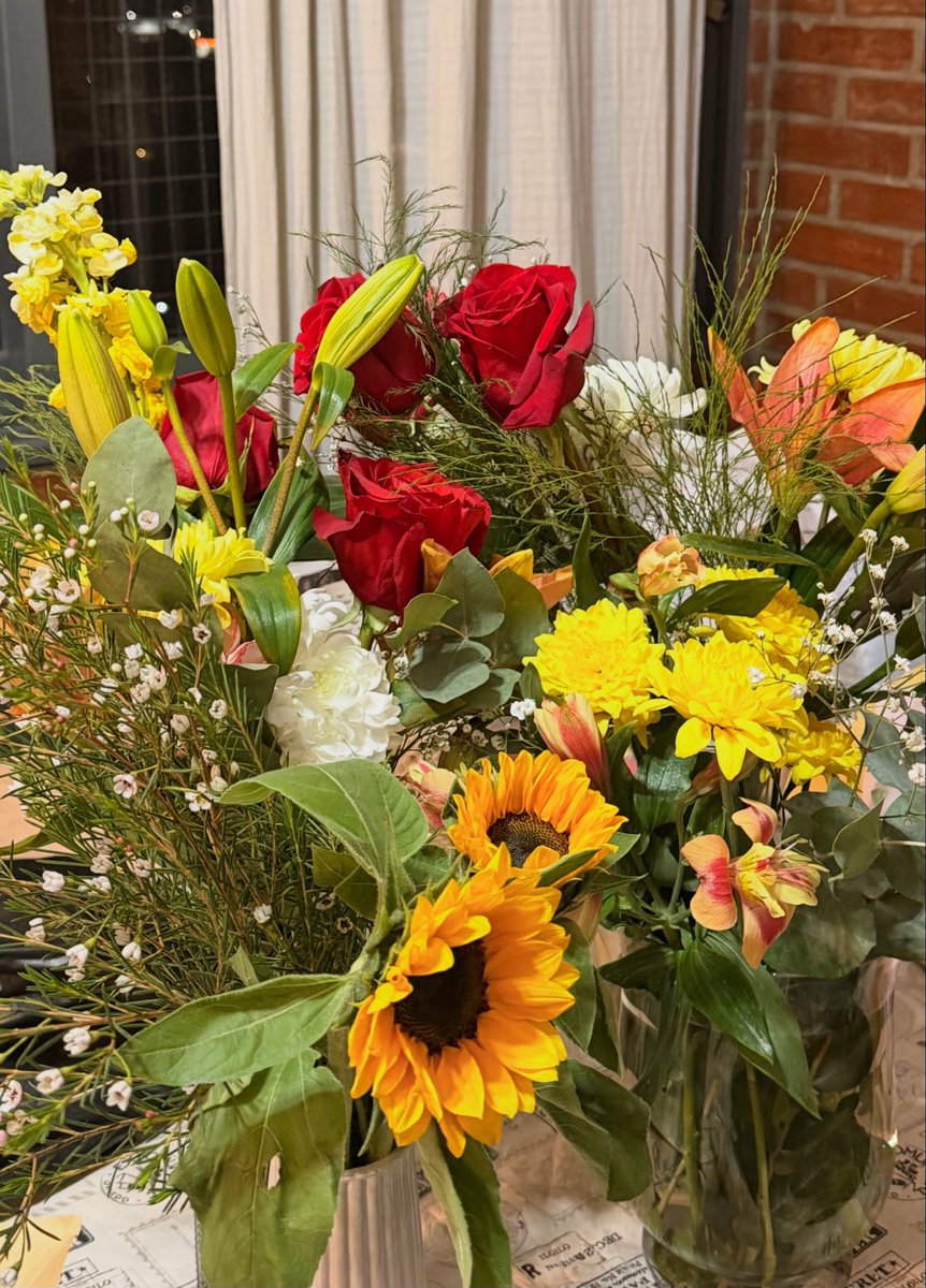 erickzumpe's tweet photo. mamá y mis hermanas felices con la cantidad de flores que les regalamos https://t.co/9J24hCUn1M