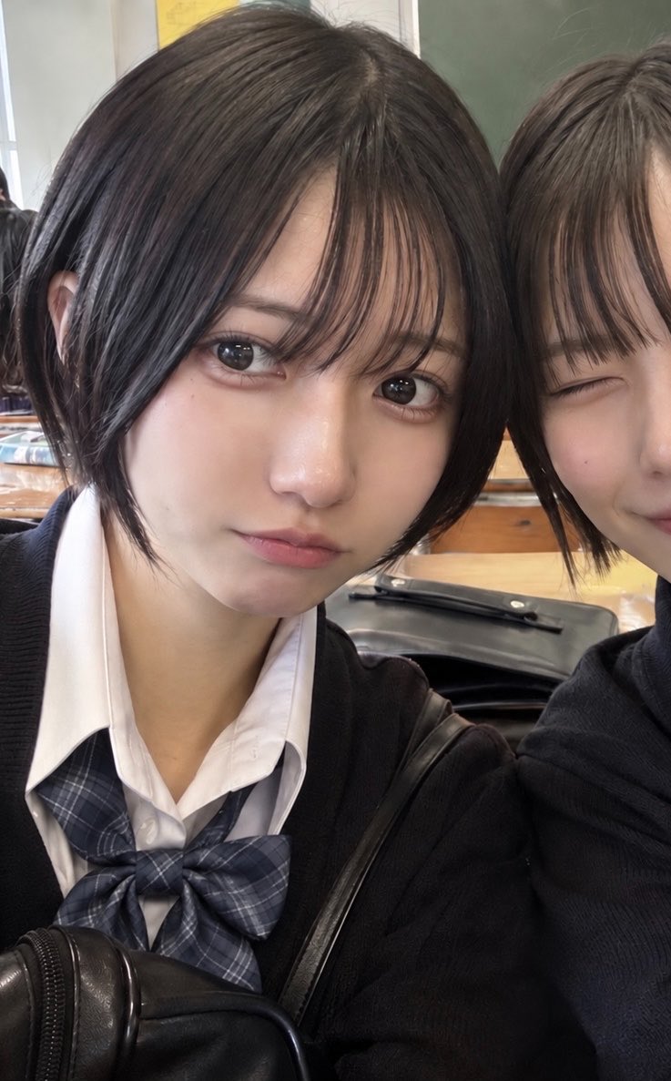 jk_teach_er's tweet photo. 生徒紹介8

大庭　茉白(おおばましろ)
写真部
口数は少ないが、仲のいい友人といるとよく笑う。 https://t.co/WprhaMyLTL