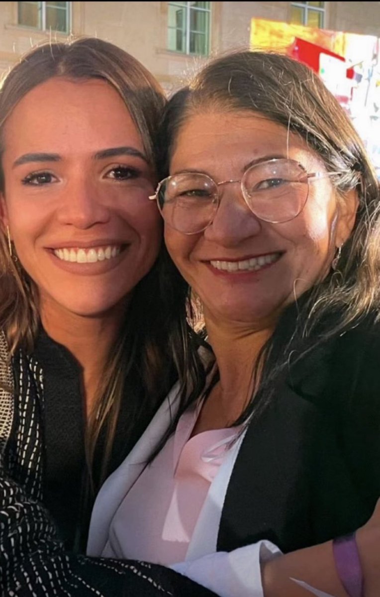 Sandra_ForeroR's tweet photo. A @MafeCarrascal se le olvida que defendió al gobierno que tiene la cifra de reclutamiento de menores más alta en la historia y que, además, se toma fotos con @SandraComunes, que promovió el reclutamiento de niños en las FARC. https://t.co/tlaNqzHLhX
