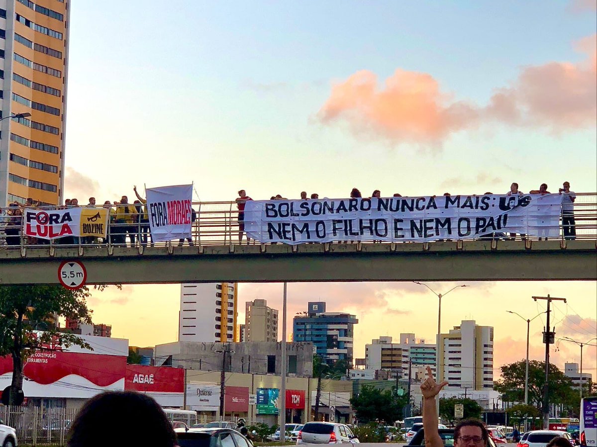 diogesluiz's tweet photo. PASSARELA VIRA RINGUE POLÍTICO EM NATAL!
Faixas de apoio e rejeição tomaram conta da passarela entre o Via Direta e o Natal Shopping durante a passagem da motociata bolsonarista pela capital potiguar. https://t.co/Gl0msnou5h