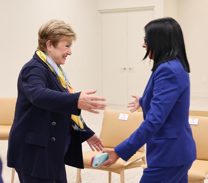 codiguillos's tweet photo. El afectuoso abrazo de Delcy Rodríguez a la presidente del Fondo Monetario Internacional.

Años hablando pestes del FMI para terminar de uña y mugre con ellos. https://t.co/DfJmBYifkM