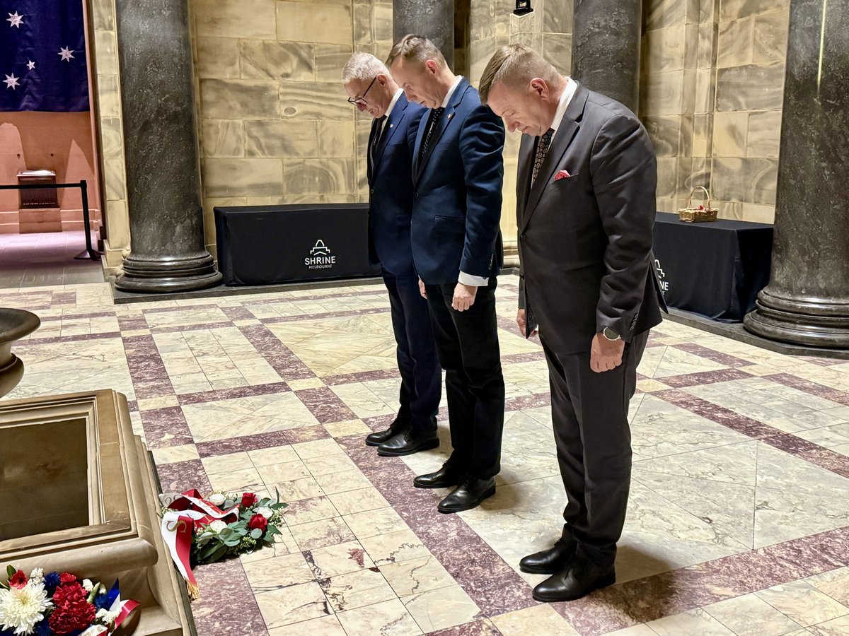PiotrRakowski's tweet photo. W tym roku przypada 85. rocznica #OblężenieTobruku gdzie żołnierzy 🇦🇺 &amp; 🇵🇱 łączy wspólna historia trudu i chwały
Delegacja sejmowej komisji ds łączności z Polakami za granicą złożyła wieniec w #ShrineOfRemembrance w #melbourne w dowód pamięci 
#pamięć #LestWeForget #WWII https://t.co/YARcaui7P0