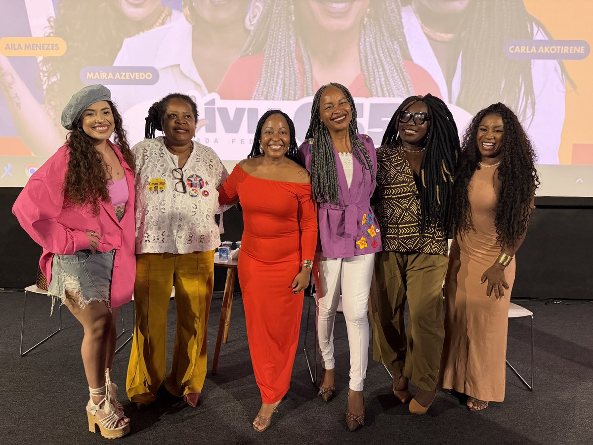 oliviasantana65's tweet photo. Meu coração saiu cheio de esperança da nossa Primavera das Mulheres. 💜 Estar cercada por mulheres renova minhas forças.

Obrigada, Aila Menezes, Vilma Reis, Carla Akotirene, Maíra Azevedo, nossa Tia Má, e Juliette Barreto. Juntas, somos força, voz e primavera! https://t.co/QEXDtmKr98