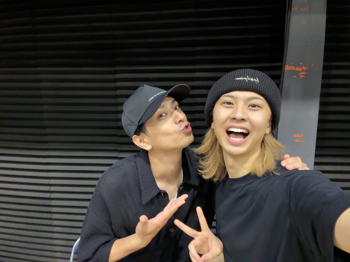m_kuroba's tweet photo. おはようございます。
昨日は、くるむのコンサートのリハーサルに参加させていただきました。
くるむご本人も、彼を支えてくださっている周りの皆様も本当にいい表情でリハーサルされていたなー。
稽古場の空気がとてもあたたかかった☺️
ご本人の人柄と純粋さがそのまま座組みに浸透しておりました。
そして何よりも素晴らしすぎる完成度。。。

僕も初日に目尻全開に下げて、口角全開にあげて、優しい気持ちでお邪魔させていただきますね。
よろしくお願い致します。

ほんで、なんで持ってんの？笑