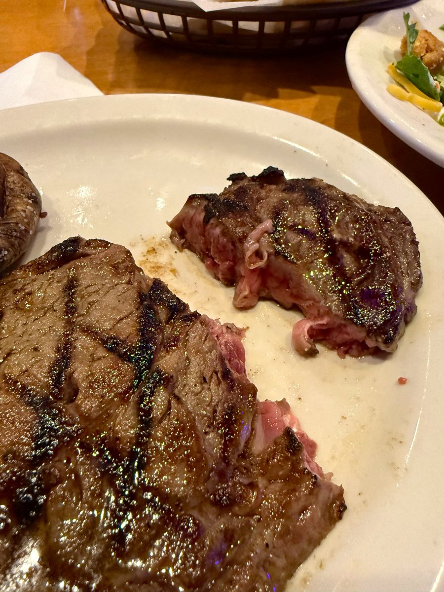 celie_ff_ss's tweet photo. 最後の晩餐
ステーキ食べたくて調べたら「パンが世界一美味しい」との口コミがあり、ほかの人もパンを褒めていてそれは食べたいとなり行ってきた。お肉ももちろん美味しいが本当にパンがめちゃくちゃ美味しかった😭甘いふわふわパンにシナモンバターをつける。最高✨️ https://t.co/TveYBMN8if