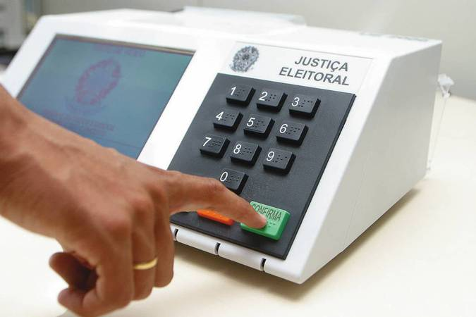poptime's tweet photo. É BOM LEMBRAR: Não existe segundo turno para eleições de Deputado e Senador; o voto é dado UMA vez, e você só pode usar esse direito novamente após 4/8 anos.

Lembrando também que eles representam a população na Câmara. Votam leis nacionais, mudanças em impostos, gastos e orçamento federal, políticas públicas e propostas de emenda à Constituição. De nada adianta você querer mudança e começar isso pelas escolhas erradas! VOTEM CONSCIENTES!