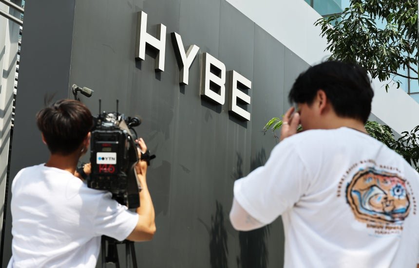 Yoonginapuppy2's tweet photo. 📊 BTS/HYBE BUSINESS UPDATE

SK Securities expects HYBE to post record-high results in 2026, driven by BTS’ return to activities and World Tour alongside rapid growth from its newer artists.
🔹 HYBE’s 2026 revenue is projected at ₩5.1 TRILLION (+93.2% YoY), with operating profit reaching ₩301.8B (+504.9%).
🏟️ BTS remains the major growth driver. SK Securities expects stronger ticket revenue per show in Q3 as the tour shifts toward a higher share of North American and European concerts, while initial stage-production costs decline.
💰 The report also notes that BTS’ renewed contracts resulted in a higher artist revenue-sharing rate, which contributed to HYBE’s gross margin declining from 43% to 32% in Q2.
🌎 Interestingly, SK Securities says HYBE is also leveraging the global touring network and negotiating power built through BTS to accelerate the international expansion of newer artists.
According to the analyst, having an artist at BTS’ level gives HYBE stronger negotiating power with local promoters and venues. As that network is transferred to newer acts, the average time needed to enter the North American market has reportedly fallen from 33 months for previous generations to just 16 months recently.
📈 The analyst highlighted CORTIS and KATSEYE as growing contributors, with their lower early-career revenue-sharing rates potentially providing stronger profitability for HYBE.
For 2027, SK Securities projects revenue falling 9.8% to ₩4.6T due to a gap in BTS activities, while operating profit could still rise 63.8% to ₩494.3B as HYBE’s revenue mix shifts toward newer, lower-sharing-rate IPs.
SK Securities lowered its HYBE price target from ₩350,000 → ₩290,000, citing lower valuations across the entertainment sector rather than the company’s operating outlook. 📉