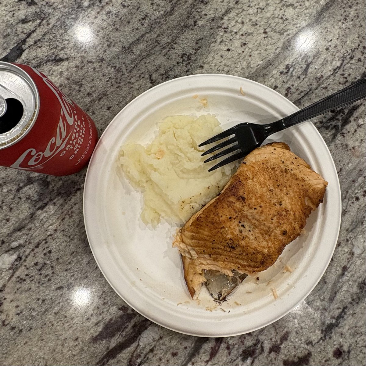 Misfleur_'s tweet photo. ♡Wiat
 -Tea w/honey and sugar (39 cals)
 -Toast w/cream cheese and blueberries (274 cals)
 -Salmon filet w/mashed potatoes and Coca Cola (aprox 310 cals) https://t.co/jaZHQP5qd8