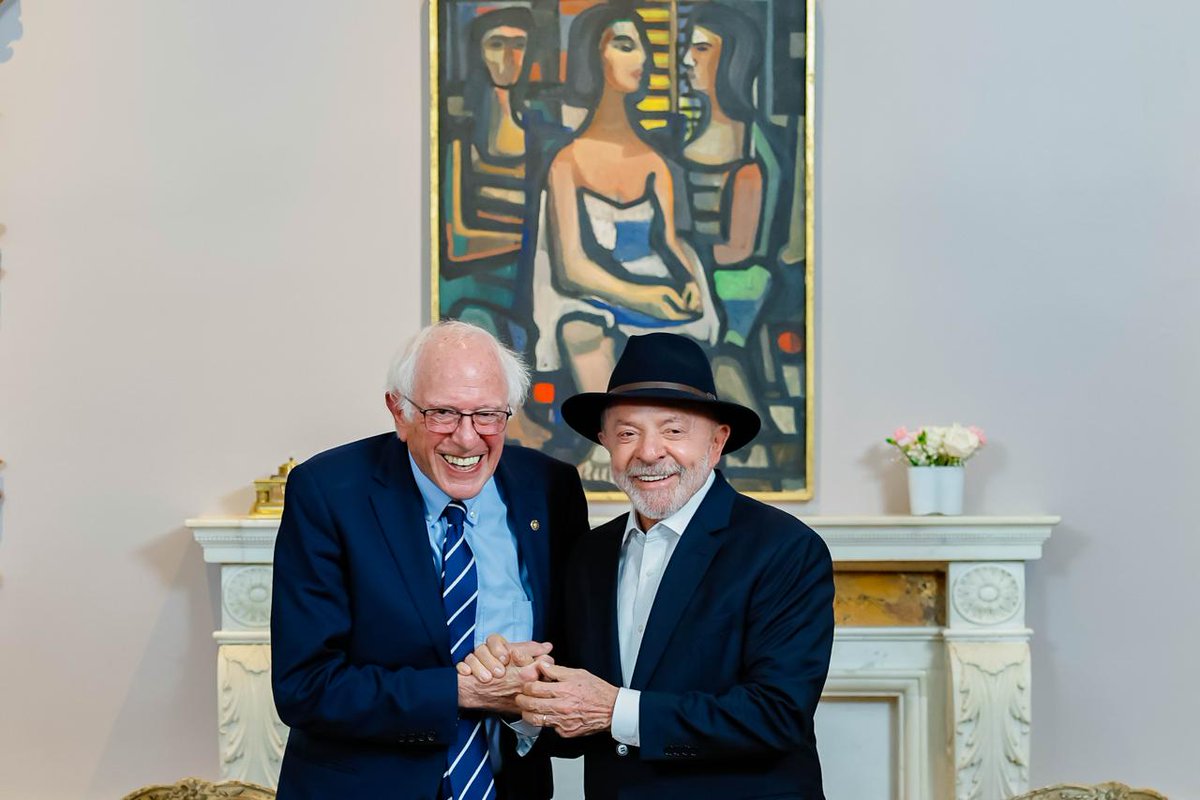 LulaOficial's tweet photo. Na tarde desta segunda-feira (21), tive uma reunião com o senador Bernie Sanders, em Nova York, no contexto da semana de Alto Nível das Nações Unidas. 

Dialogamos sobre temas globais, como a defesa do multilateralismo, da paz e da democracia. Repudiamos, nesse contexto, o aumento dos gastos militares, o aprofundamento das desigualdades e a precarização da situação dos trabalhadores em diversas partes do mundo. 

Manifestamos preocupação com o extremismo e defendemos a necessidade urgente de uma governança multilateral da inteligência artificial. Defendemos, também, maior participação dos jovens e das mulheres na política, em todos os níveis.

O senador Sanders apresentou sua perspectiva sobre as eleições de meio de mandato nos Estados Unidos, bem como sobre a situação política e econômica do país.
 
Comentei com ele o contexto eleitoral no Brasil e apresentei algumas das políticas públicas de inclusão implementadas no atual mandato, em especial na área de saúde. O senador Sanders manifestou interesse em conhecer a experiência brasileira com o Sistema Único de Saúde.

📸 @ricardostuckert