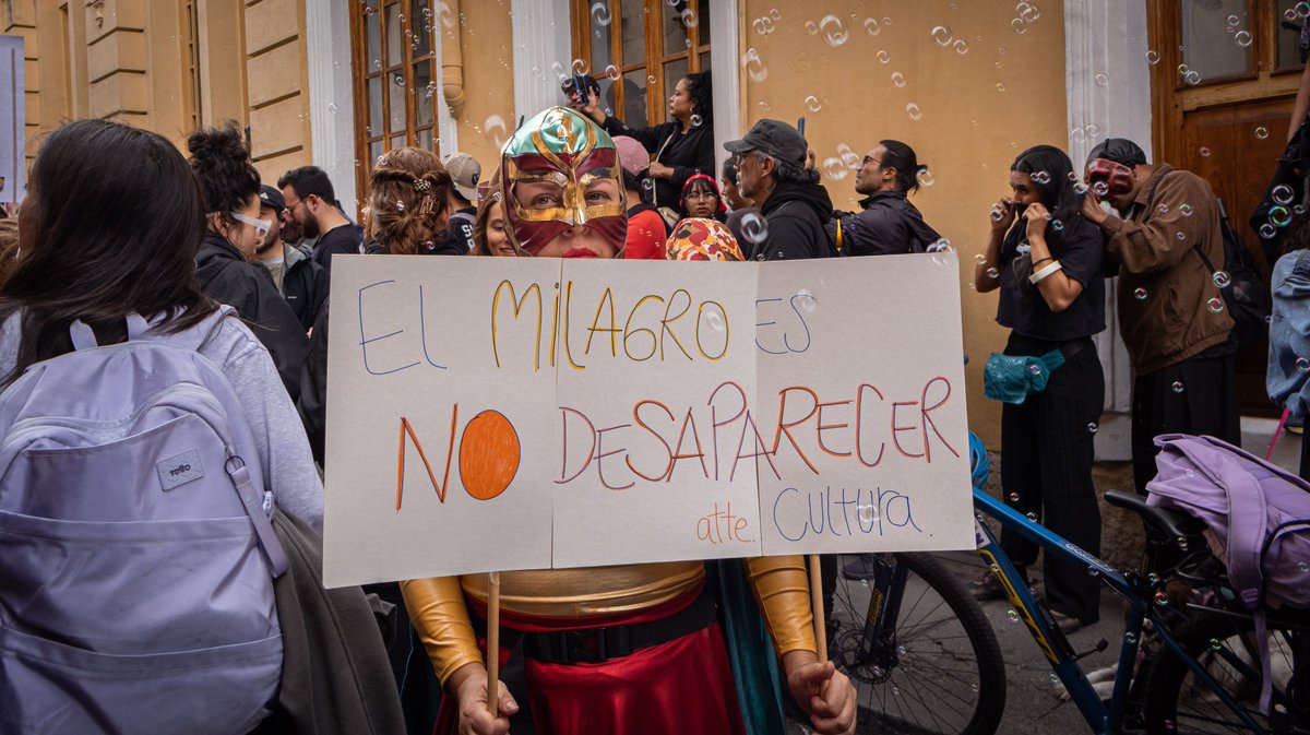 HeinerGaitan's tweet photo. ¿Dónde están los recursos de la cultura?

 Más de 1300 propuestas que ya habían sido aprobadas y se encontraban en etapa de evaluación para la entrega de más de 8,000 millones de pesos en estímulos, fueron detenidas por el gobierno ilegitimo del ciudadano norteamericano De La Espriella. 💰⁉️

Hoy una multitud de artistas, cultores y líderes sociales alzamos nuestra voz frente al Ministerio de Cultura en contra de esta injusta decisión 🎭💃

Ministra @PaolaHolguin , los recursos de la cultura colombiana son sagrados. ⚠️

@JulioHCorreal @DianAngel01 @KadamaniYannai @jdcorreau