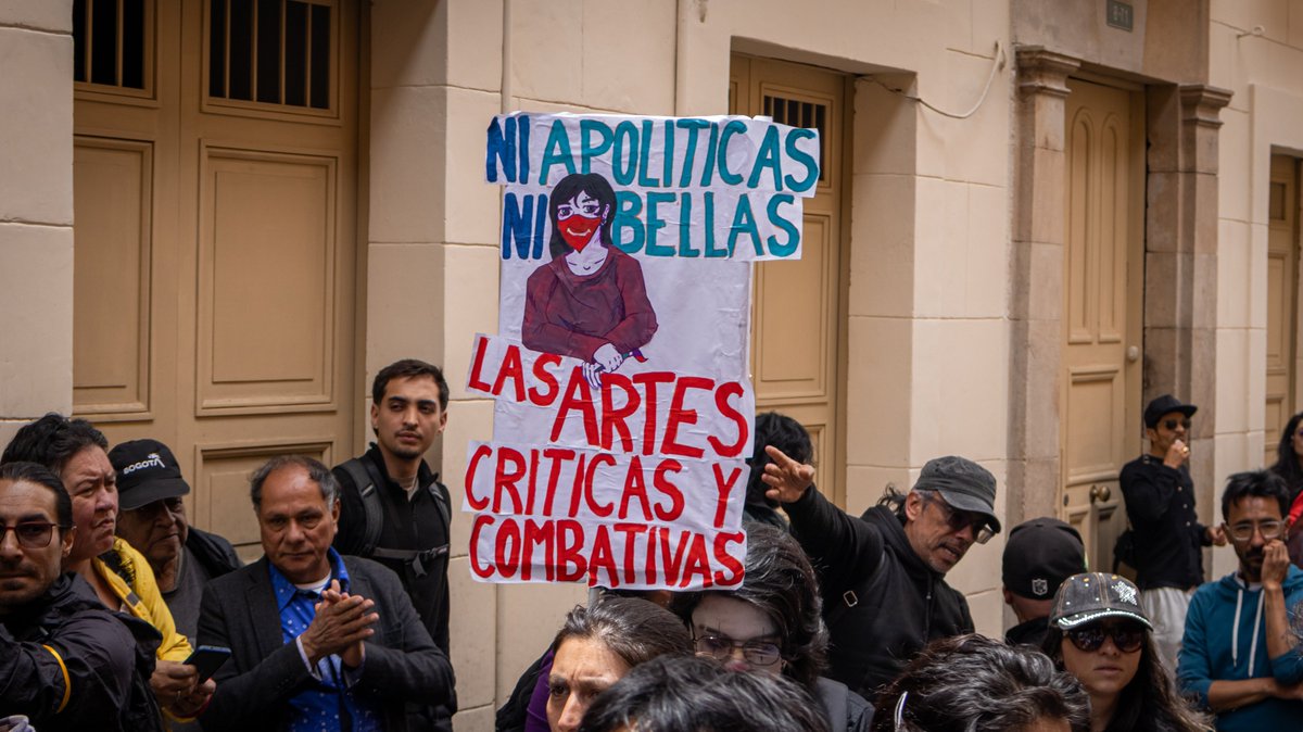 HeinerGaitan's tweet photo. ¿Dónde están los recursos de la cultura?

 Más de 1300 propuestas que ya habían sido aprobadas y se encontraban en etapa de evaluación para la entrega de más de 8,000 millones de pesos en estímulos, fueron detenidas por el gobierno ilegitimo del ciudadano norteamericano De La Espriella. 💰⁉️

Hoy una multitud de artistas, cultores y líderes sociales alzamos nuestra voz frente al Ministerio de Cultura en contra de esta injusta decisión 🎭💃

Ministra @PaolaHolguin , los recursos de la cultura colombiana son sagrados. ⚠️

@JulioHCorreal @DianAngel01 @KadamaniYannai @jdcorreau