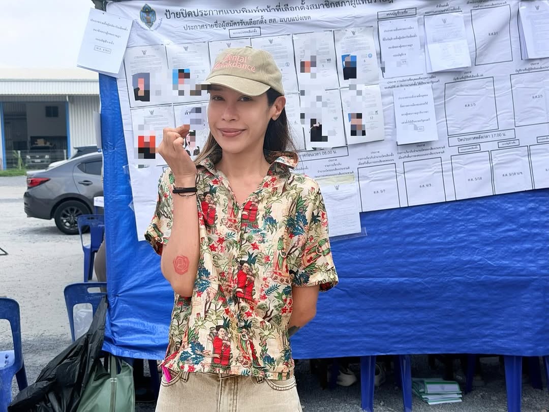 itrwhn9's tweet photo. Done! ออกไปใช้สิทธิ์กันเยอะๆน้า~ วันนี้มีเลือกตั้ง เลือกคน เลือกพรรค แล้วอย่าลืมลงประชามติด้วยค่า ✨ https://t.co/k4y0ZhO698