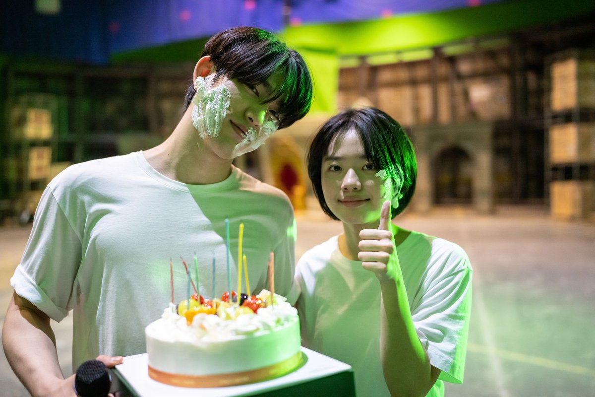 hifivemoviejp's tweet photo. 🍑💚 HAPPY BIRTHDAY JINYOUNG 💚🍑

本日9/22は、パク・ジニョンの誕生日。
おめでとうございます！🎂

ユ・バビでも、イ・ホスでもない。
映画『ハイファイブ！』で待っているのは――
“初のヴィラン”。

演じるのは、他人の生命力を吸収し、若返った新興宗教の教祖・ヨンチュン。

役作りで参考にしたのは、『羊たちの沈黙』のハンニバル・レクター。
柔らかく落ち着いているのに、相手のすべてを見透かすような話し方と佇まい――
“恐ろしさと説得力を併せ持つ声”を求めて、作品を3回見直したといいます。

アクションでも、長年のダンス経験ゆえに「動きがきれいすぎる」と指摘され、
あえて荒削りで無骨な戦い方を追求。

HI-FIVEの5人と真正面から激突する、
まだ見たことのないジニョンを、ぜひスクリーンで。

映画『#ハイファイブ！』10.16公開

#CODE32ForJinyoung
#우리의에버러브진영32번째생일