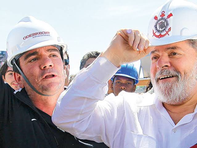 SeLigaFiel's tweet photo. A falta de coerência de certos corinthianos é de se espantar.

Eles criticam o Andrés, mas lambem os pés do Lula, sendo que os dois compartilham de ideias semelhantes.
Falam de democracia, mas adoram o Lula, que é aliado de ditadores.

Democracia Corinthiana é hipocrisia! https://t.co/ZwUBCQ3Lbf