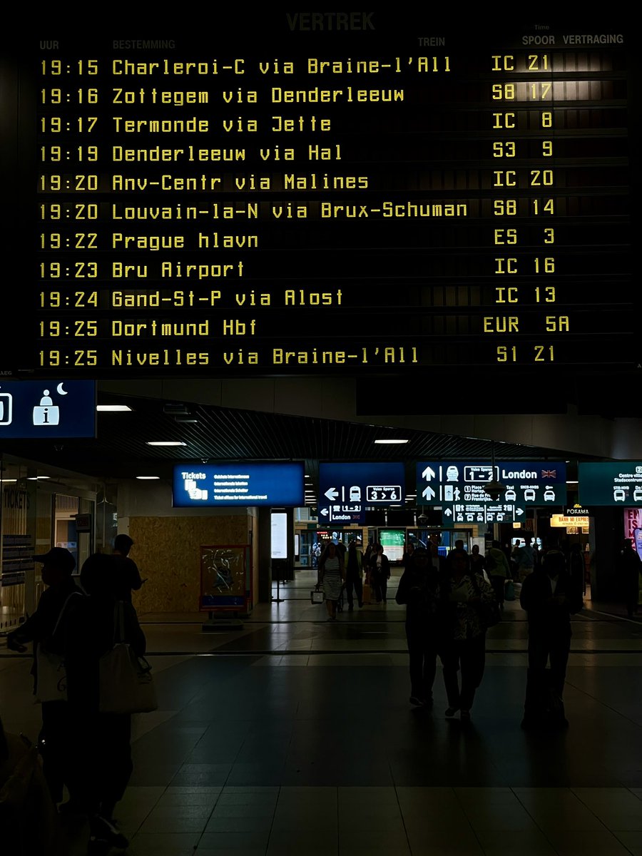 SyntethixCore's tweet photo. on enchaine sur le train de nuit vers Berlin https://t.co/ekF5cDT7b9