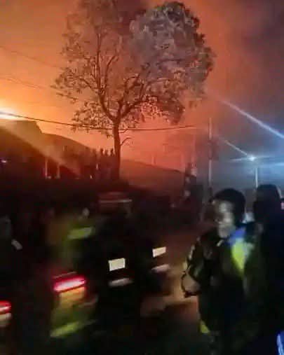 life_Info__'s tweet photo. 🔴🇨🇩 #BUKAVU  : Un nouvel incendie signalé ce lundi soir dans la commune de #Kadutu .

Les dégâts matériels sont énormes. (Sources locales citées par Pepele News). https://t.co/RI1z9GOmne