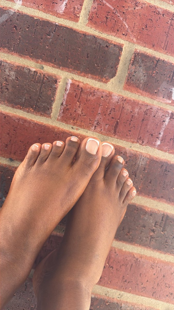 _dreamjay's tweet photo. Pretty toes, fresh polish, and a little temptation https://t.co/IeyfZp8eOS