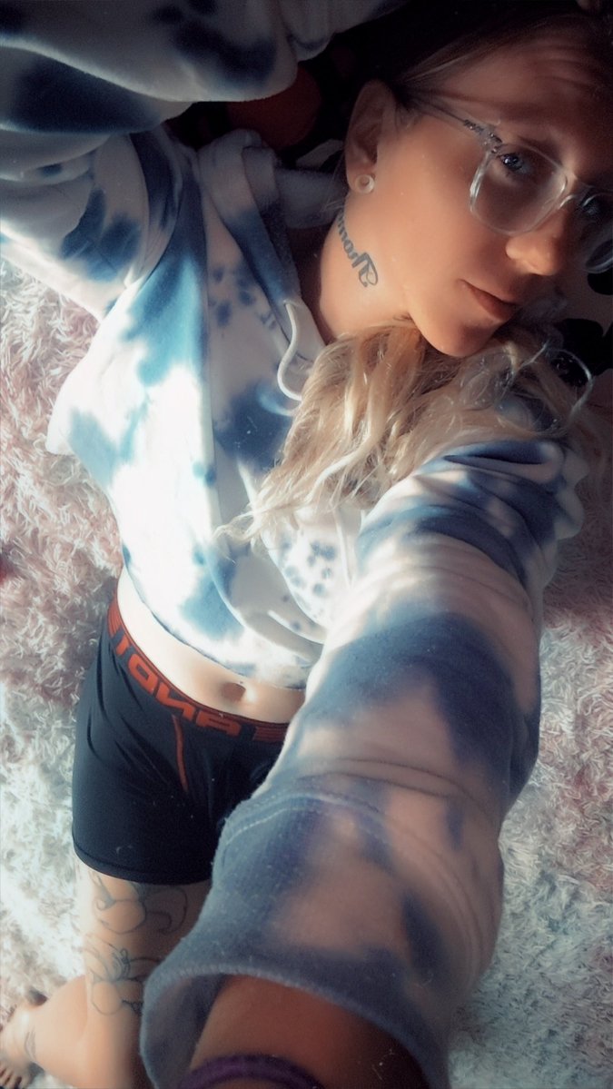 KimmiQueen2115's tweet photo. Wearing yours. Thinking about you
#WearingYours #ThinkingAboutYou #BoxersOnHer #StealHisClothes #ComeGetMe https://t.co/0VZmsWnoYu