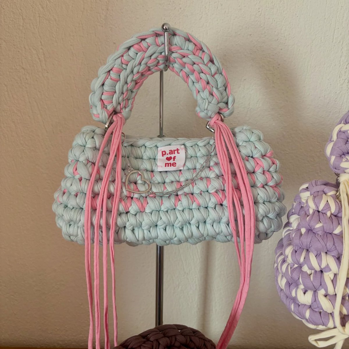epsilomi's tweet photo. Rainbow Bag

Η ζωή είναι πολύ μικρή για βαρετές τσάντες. Εσύ τι θα φορούσες; Μονόχρωμη ή έναν τολμηρό συνδυασμό χρωμάτων; https://t.co/cYWAf4UbpA