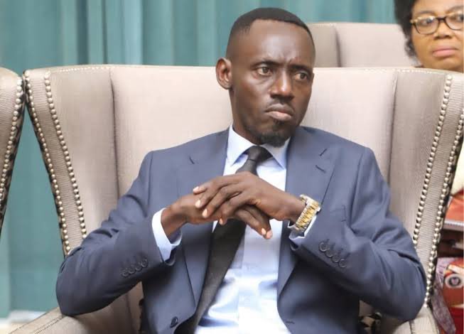 Bertintshimbal1's tweet photo. 🚨🇨🇩 CHOSE DITE, CHOSE FAITE !

Comme je vous l’avais dit : si j’étais ministre de la Justice, je demanderais à @prince_epenge de venir présenter les preuves et les éléments vérifiables à l’appui de ses déclarations.

Merci, Monsieur le Ministre de la Justice @JusticeGouvCD .

Nous sommes dans un État de droit. On ne peut pas attribuer, sans preuves établies, le décès d’un Congolais aux événements d’une manifestation politique, surtout lorsqu’il est rapporté que la personne était malade et recevait des soins.

Cher Prince Epenge, si vous avancez une telle accusation, la justice doit pouvoir examiner des faits précis, des preuves concrètes et des éléments vérifiables.

La mort d’un compatriote est une affaire sérieuse. Elle ne doit pas devenir un instrument de polémique politique. La vérité doit être établie sur la base des faits et des preuves.

🇨🇩⚖️ Dans un État de droit, toute accusation doit être étayée par des preuves.